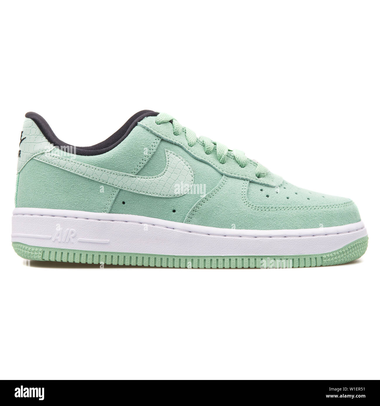 Vienne, Autriche - 10 août 2017 : Nike Air Force 1 07 vert saison sneaker  sur fond blanc Photo Stock - Alamy