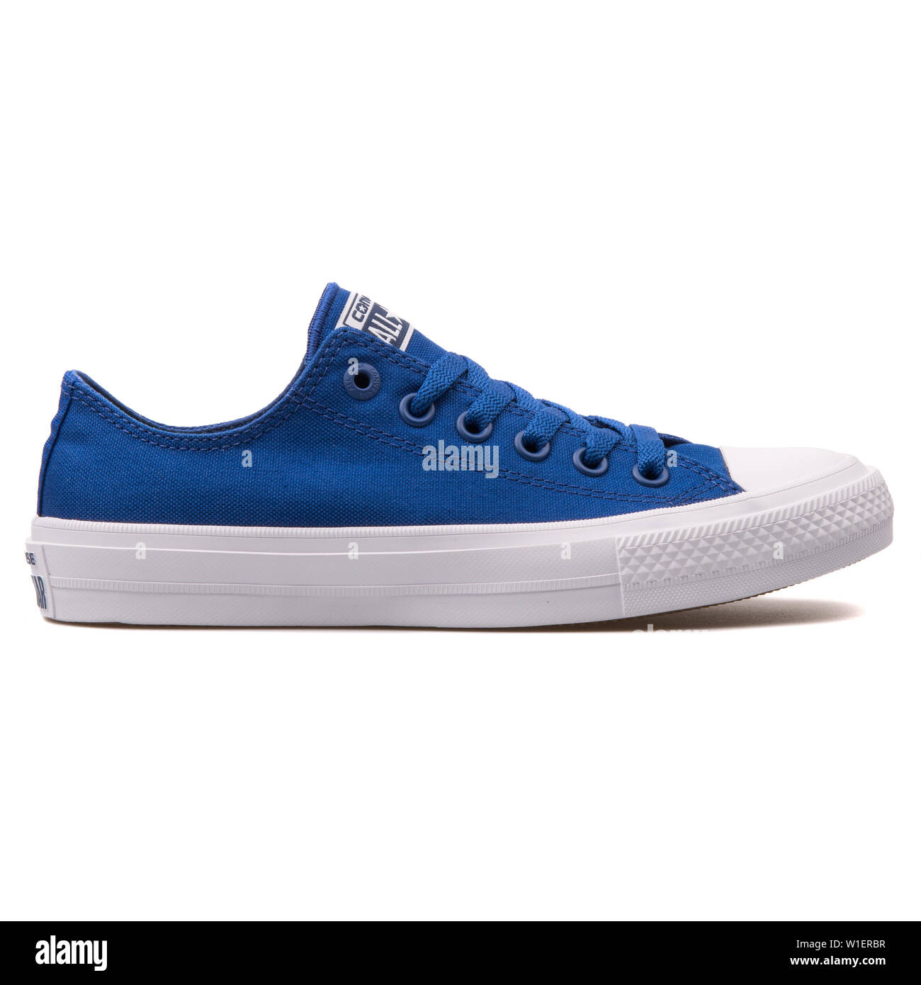 Blue converse sneakers Banque d'images détourées - Alamy