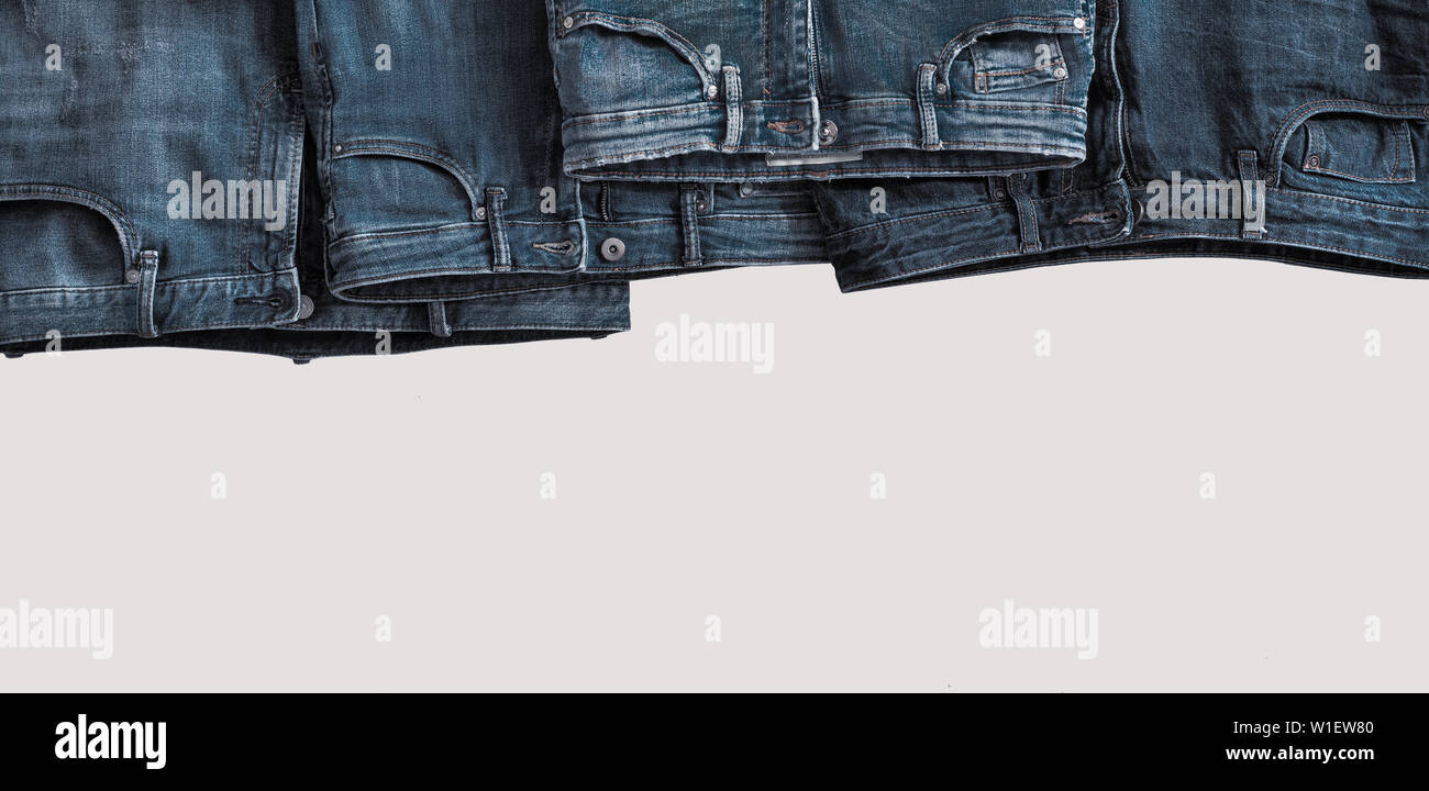 Jeans avec l'exemplaire de l'espace sur le bord inférieur. Jeans denim et de bannière. Châssis en jean, texte place pour le texte. Jeans Fashion occasionnels pour bannière offre spéciale ou de vente. Modèle de mise en page horizontale avec un pantalon Banque D'Images