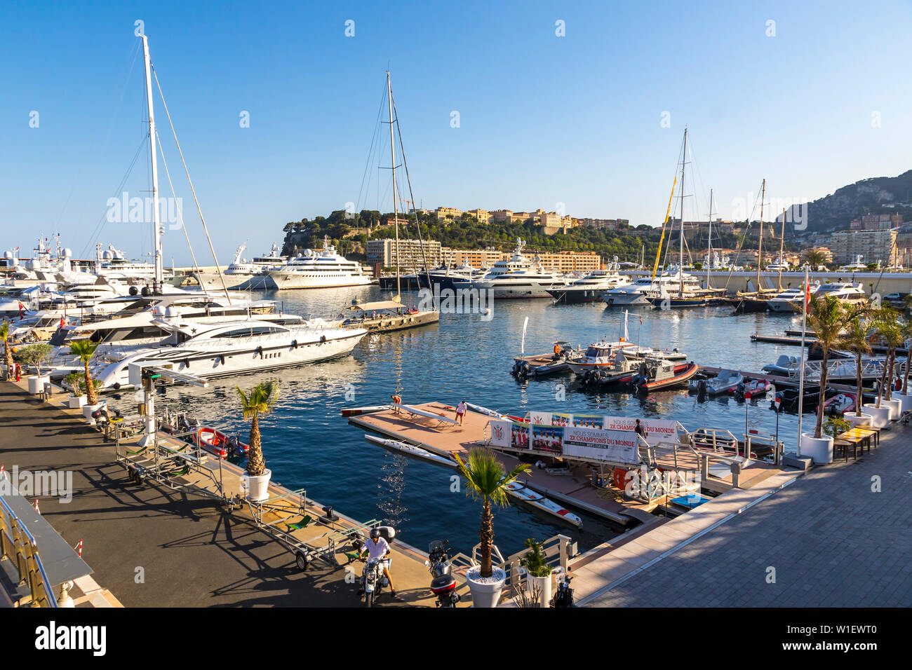 Monaco - 24 juin 2018 : Marina Yacht Club de Monaco. Situé directement en face du Yacht Club de Monaco nouveau bâtiment sur Quai Louis II Banque D'Images