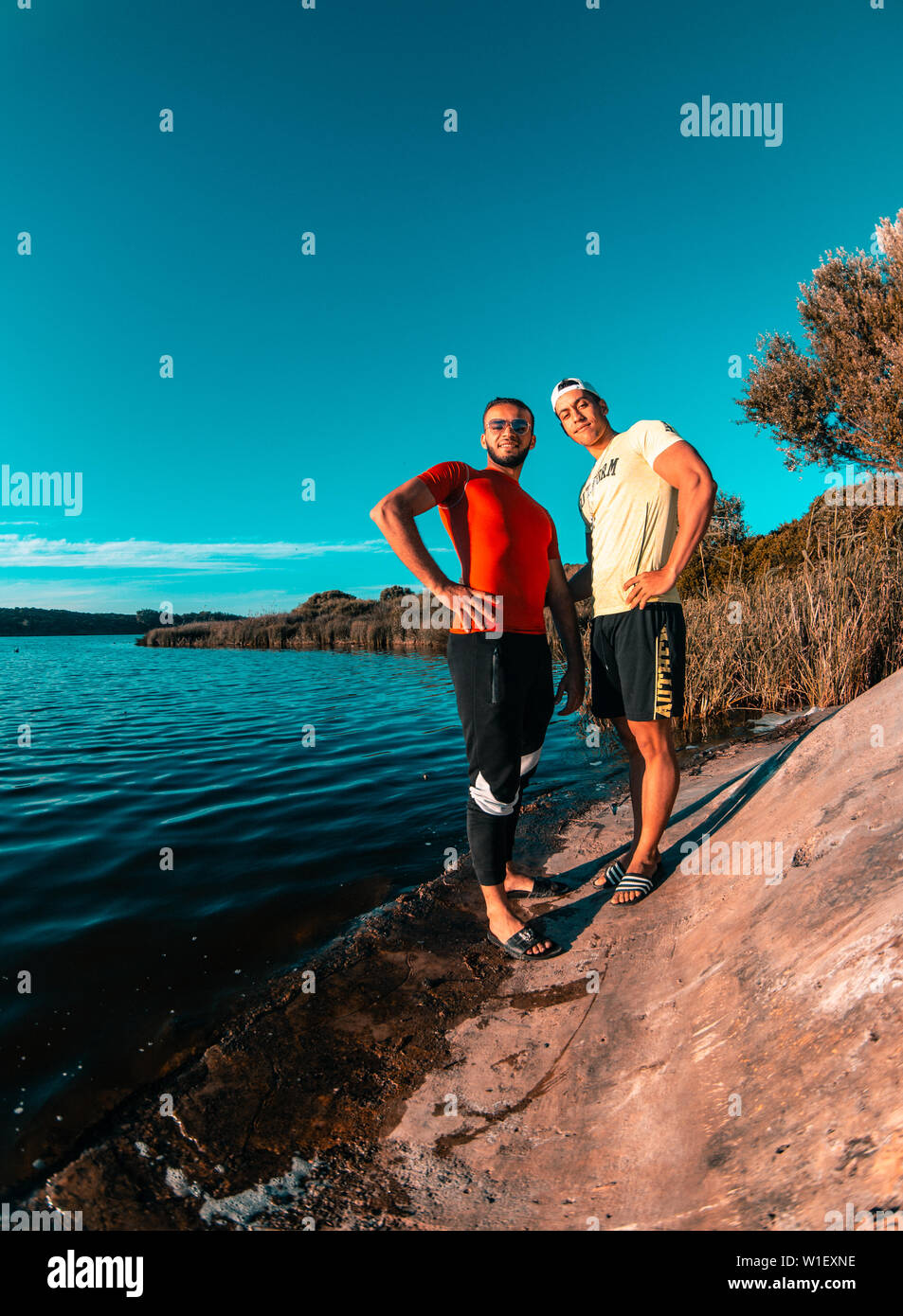 Modèle masculin posant dans la nature , en forme et bodybuilding crossfit gym extérieur modèle . . Banque D'Images