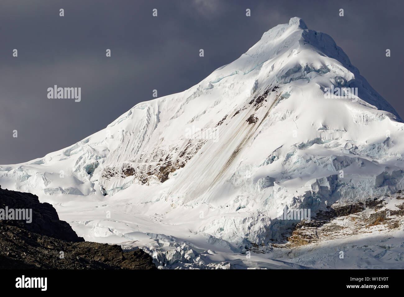 Le nord-est de visage Nevado Tocllaraju pic de montagne dans la cordillère centrale Blanca dans les Andes du Pérou dans la lumière du soir Banque D'Images