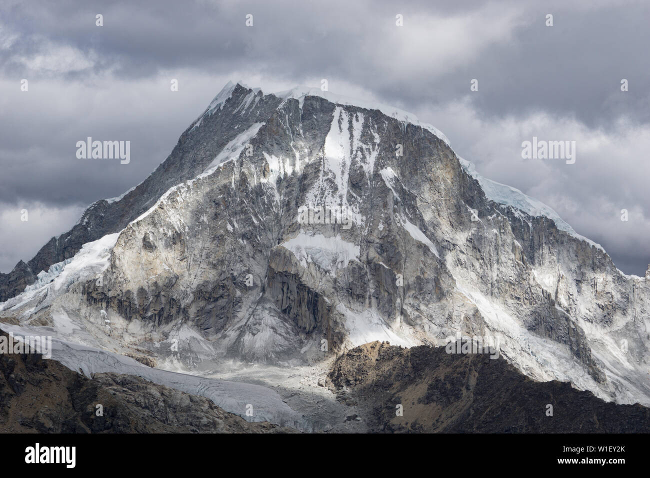 Nevado Ranrapalca pic de montagne dans la cordillère centrale Blanca dans les Andes du Pérou dans la lumière du soir Banque D'Images