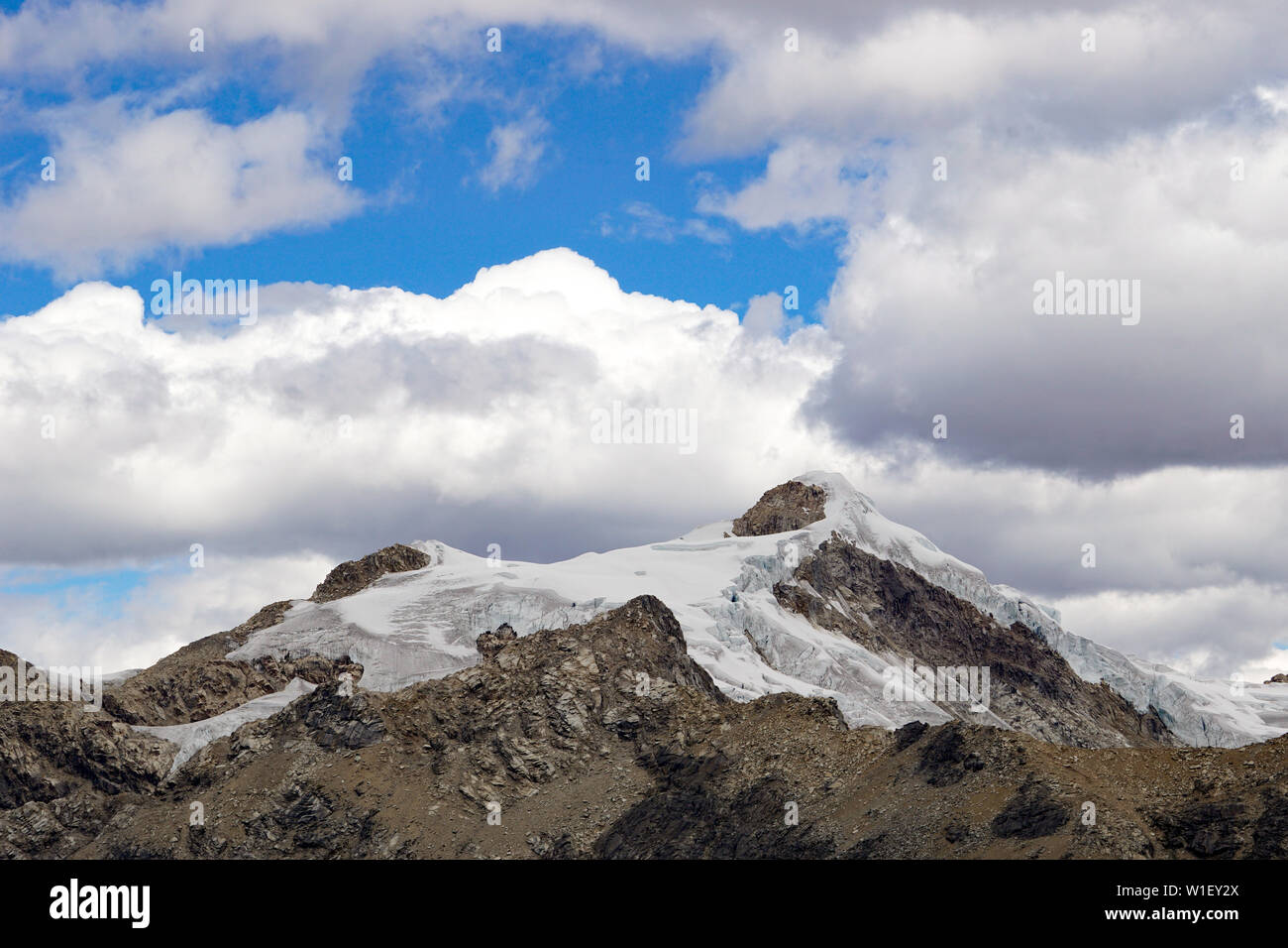 Nevado Ishinca pic de montagne dans la cordillère centrale Blanca dans les Andes du Pérou sous un ciel expressif Banque D'Images