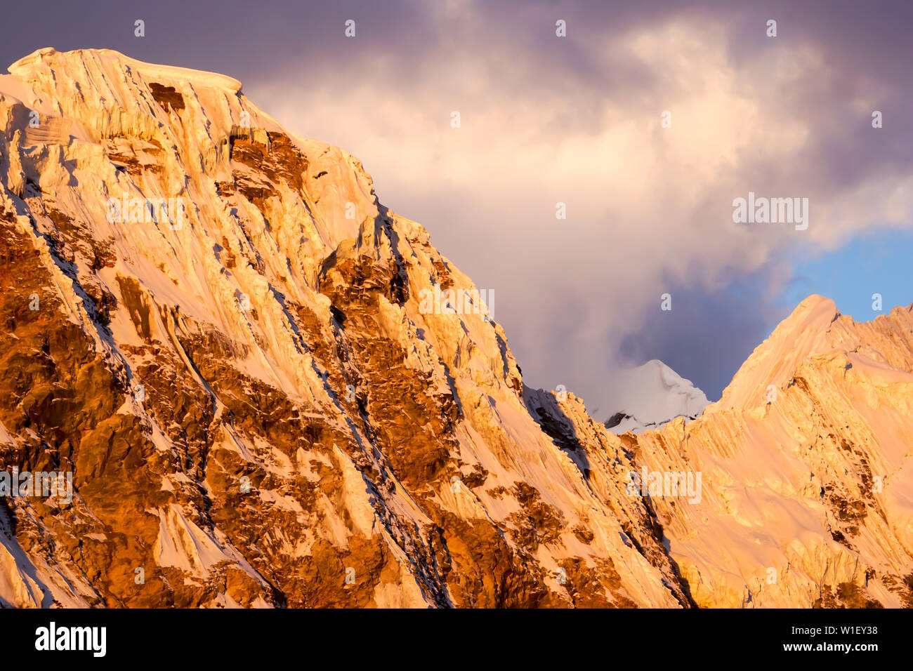La Cordillera Blanca montagnes dans les Andes du Pérou au coucher du soleil avec une crête sauvage menant à Nevado Palcaraju Banque D'Images