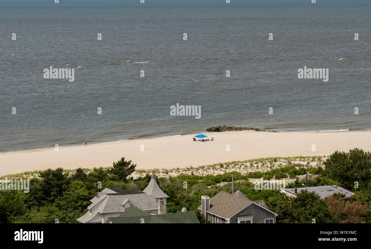 Individuel couple sur une large plage de Cape May Point dans le New Jersey Banque D'Images
