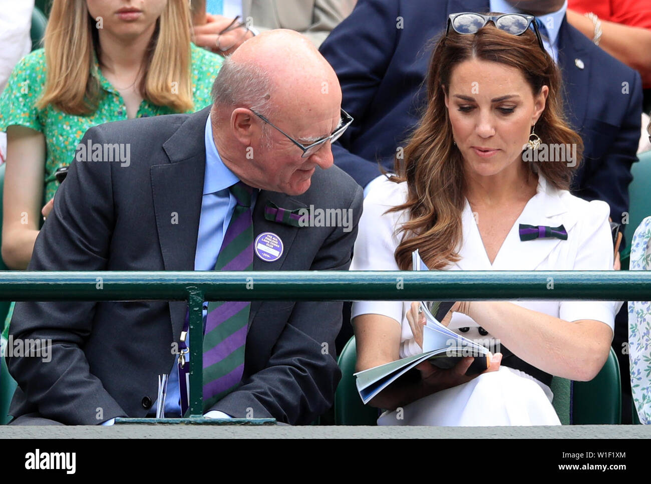 La duchesse de Cambridge montres l'action sur une cour avec le Vice-président, Ian PROFILS TÊTES Hewitt (gauche) le deuxième jour de la Wimbledon à l'All England Lawn Tennis et croquet Club, Wimbledon. Banque D'Images