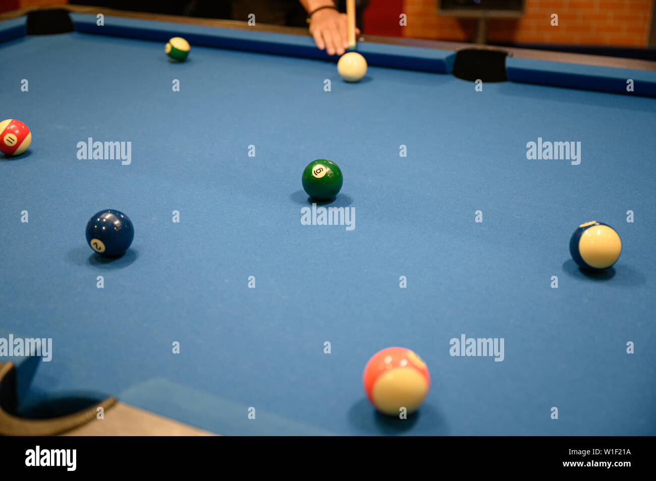 Dvd visant green ball sur billard table de billard billard bleu Banque D'Images
