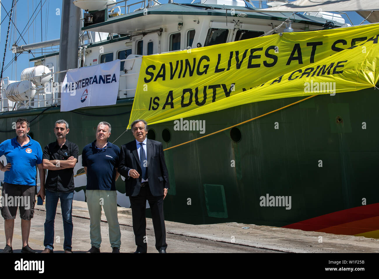 Palerme, Italie. 1er juillet 2019. Luca Casarini, Giuseppe Onufrio et Leoluca Orlando et le capitaine du Rainbow Warrior de Greenpeace. Crédit : Antonio Melita/Pacific Press/Alamy Live News Banque D'Images