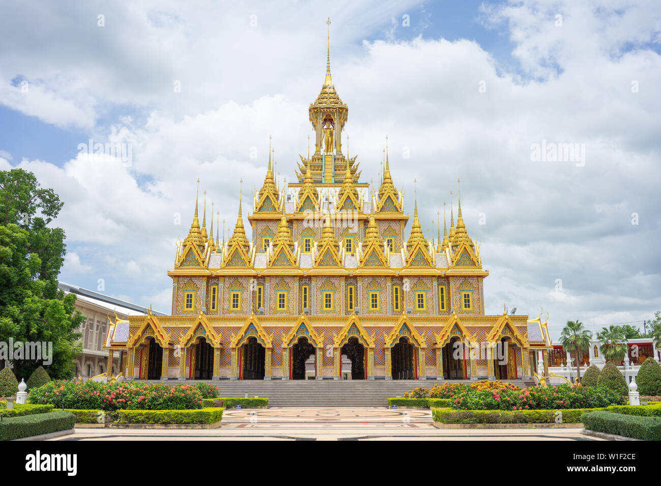 Château d'or de Wat Chantharam (Wat Tha Sung) Uthaithani ,Thaïlande un vieux temple décoré de sculptures d'or joliment sculpté Banque D'Images