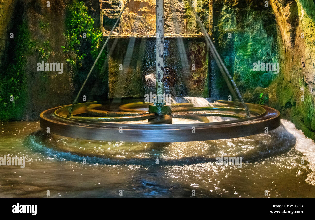Tourner un moulin à eau horizontale que l'eau jaillit dans et crée la pression pour qu'il puisse tourner Banque D'Images
