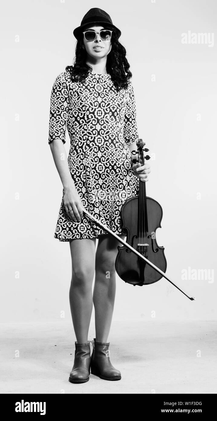Belle jeune musicien posant en studio sur fond blanc avec l'alto dans la main Banque D'Images