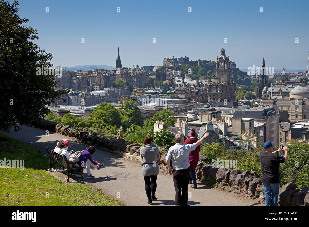 Les touristes à la recherche sur le centre-ville d'Édimbourg en direction du château de Calton Hill, Ecosse, Royaume-Uni Banque D'Images