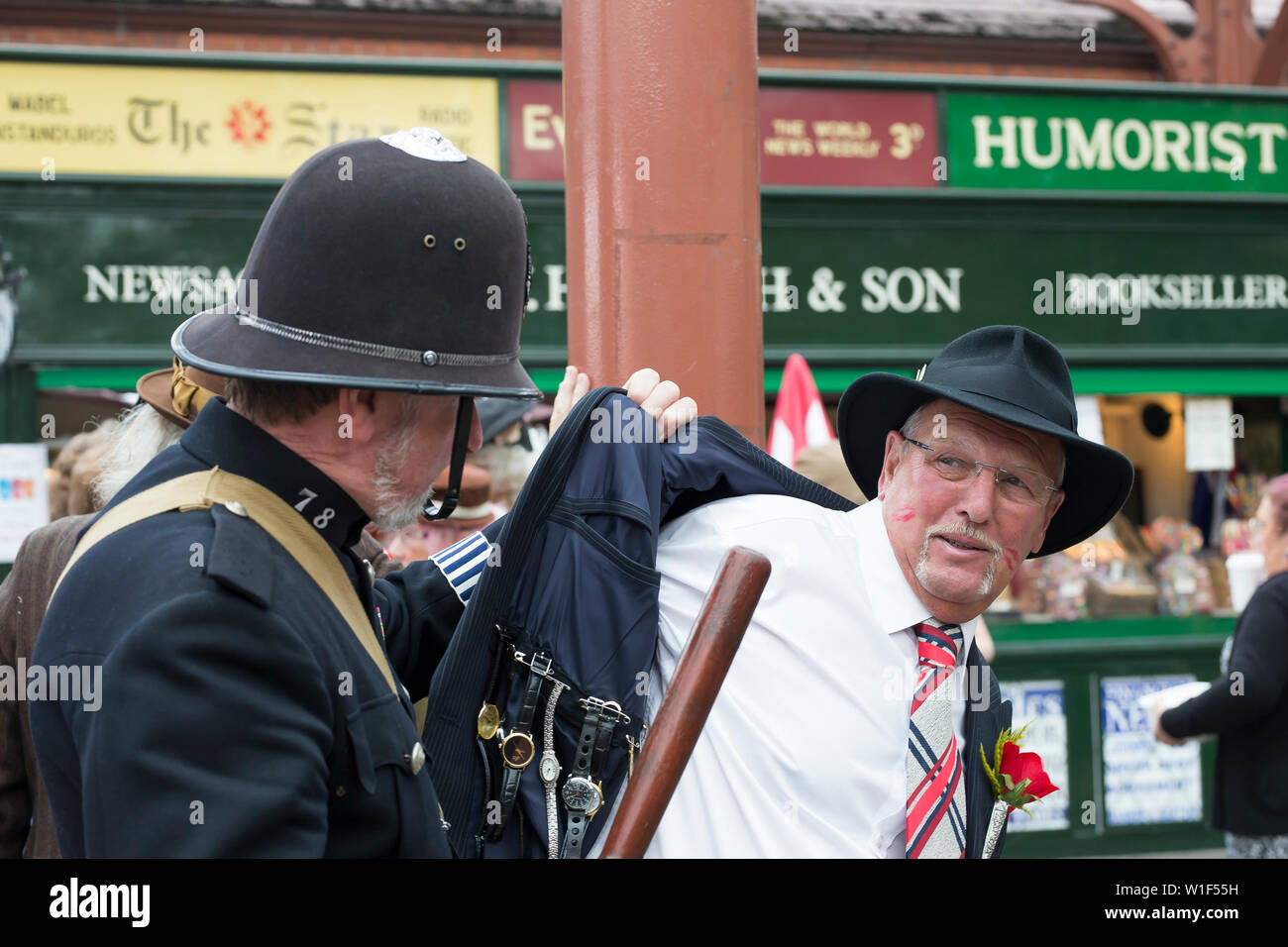 Kidderminster, Royaume-Uni. 29 juin 2019. Severn Valley Railways, qui remonte aux années 1940, commence un fabuleux départ ce week-end d'été avec des comédiens costumés qui jouent leur rôle dans la création d'une authentique récréation de la Grande-Bretagne de guerre. Un bobby britannique, en uniforme de police vintage, est vu ici arrêter une WW2 Spivs en tournée pour affaires à la gare de Kidderminster! Crédit: Lee Hudson Banque D'Images