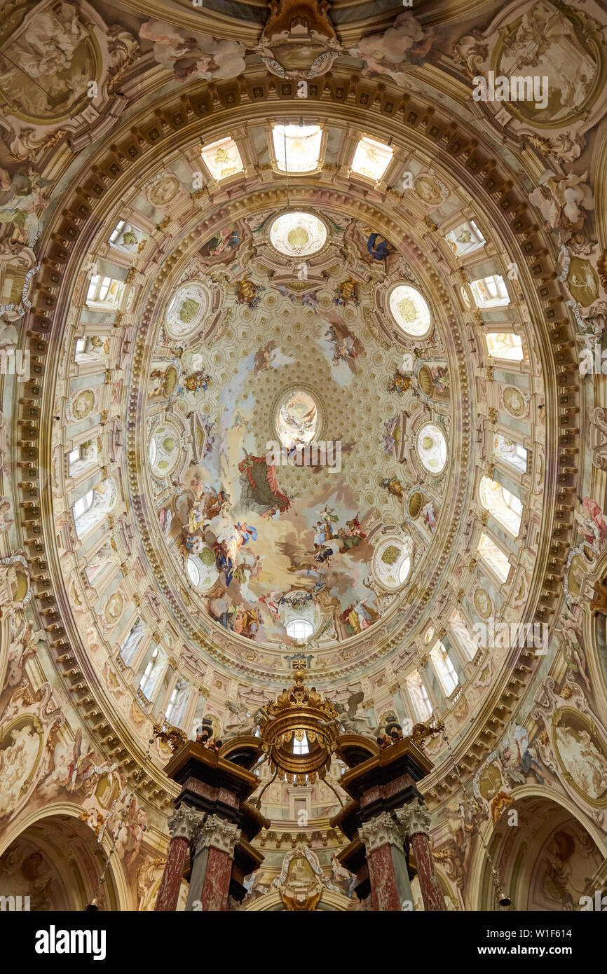 Sanctuaire de Vicoforte dôme baroque elliptique avec des fresques et de colonnes avec couronne d'or en Piémont, Italie Banque D'Images
