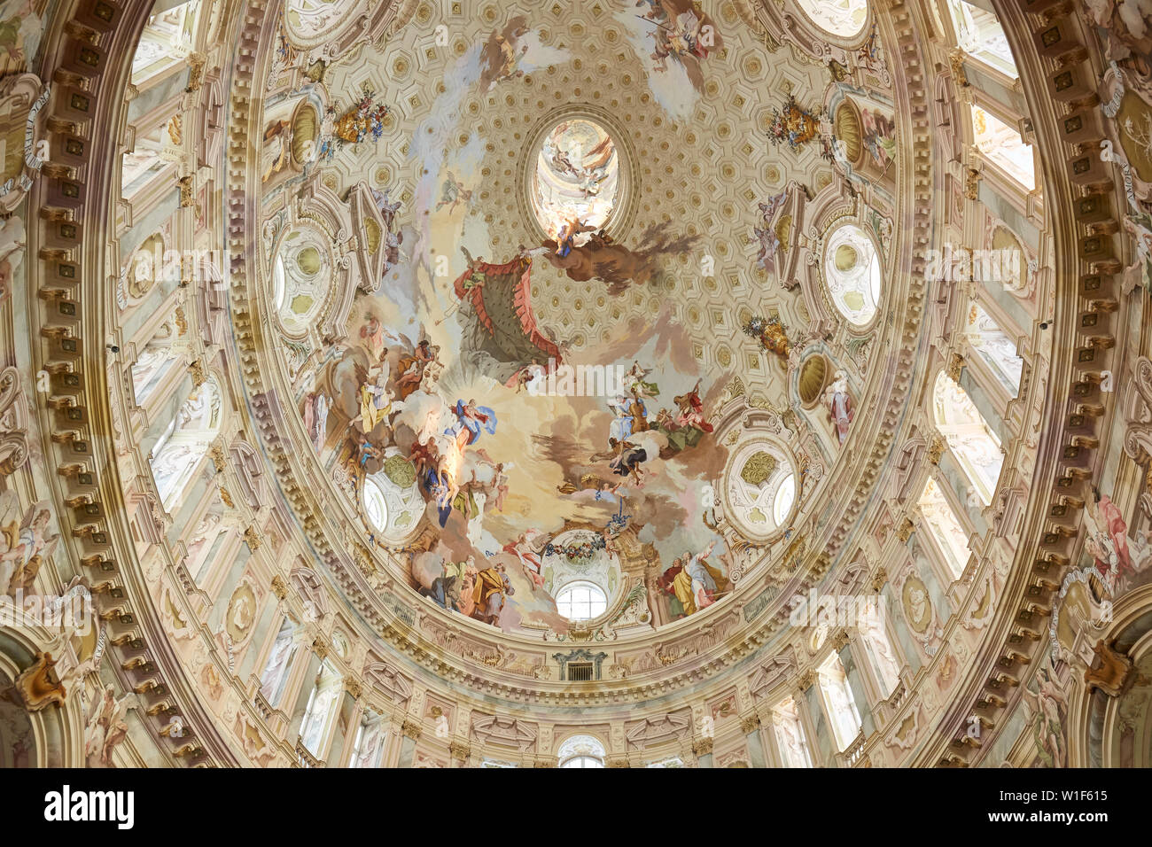 Vicoforte, Italie - 17 août 2016 : Sanctuaire de Vicoforte baroque avec des fresques du dôme elliptique en Piémont, Italie Banque D'Images
