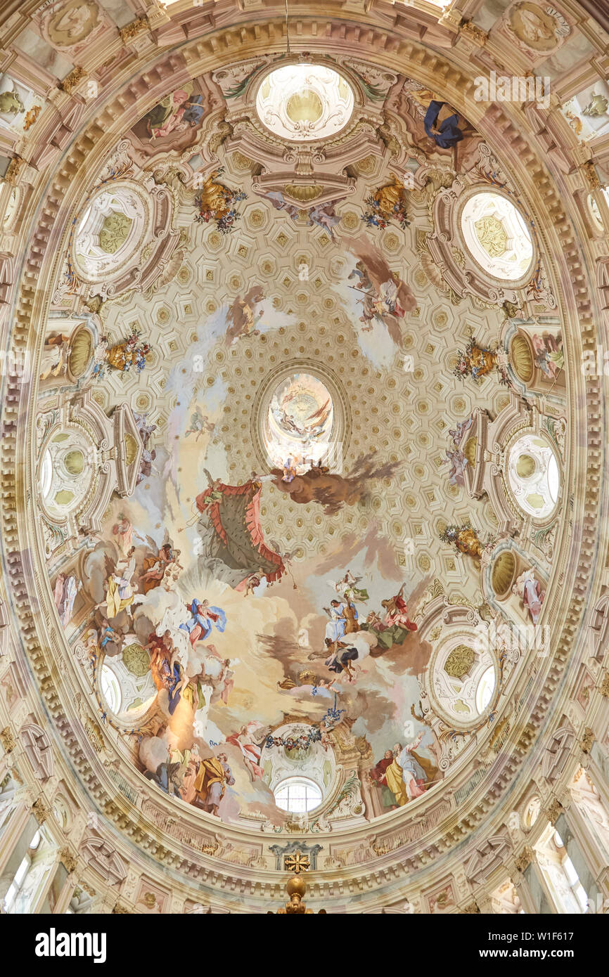 Vicoforte, Italie - 17 août 2016 : Sanctuaire de Vicoforte baroque avec des fresques dôme elliptique, est la plus grande au monde en Piémont, Italie Banque D'Images
