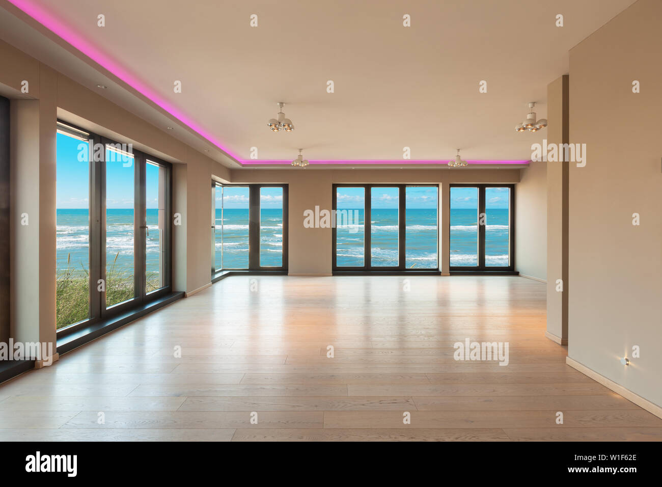 Intérieurs d'un appartement moderne, sans meubles, vue sur la mer Banque D'Images