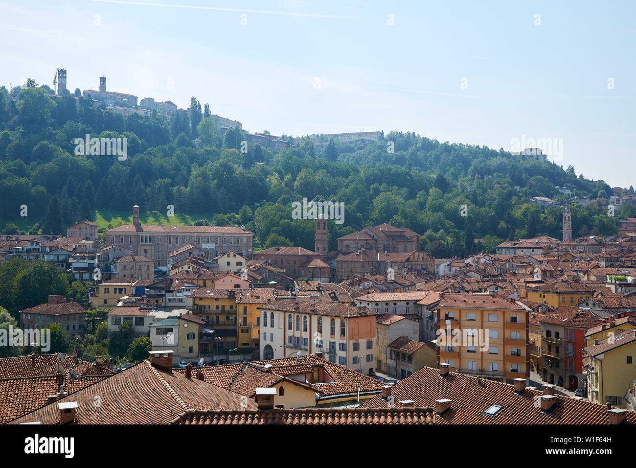 Les toits de la ville de Mondovi et Hill en été dans le Piémont, Italie Banque D'Images