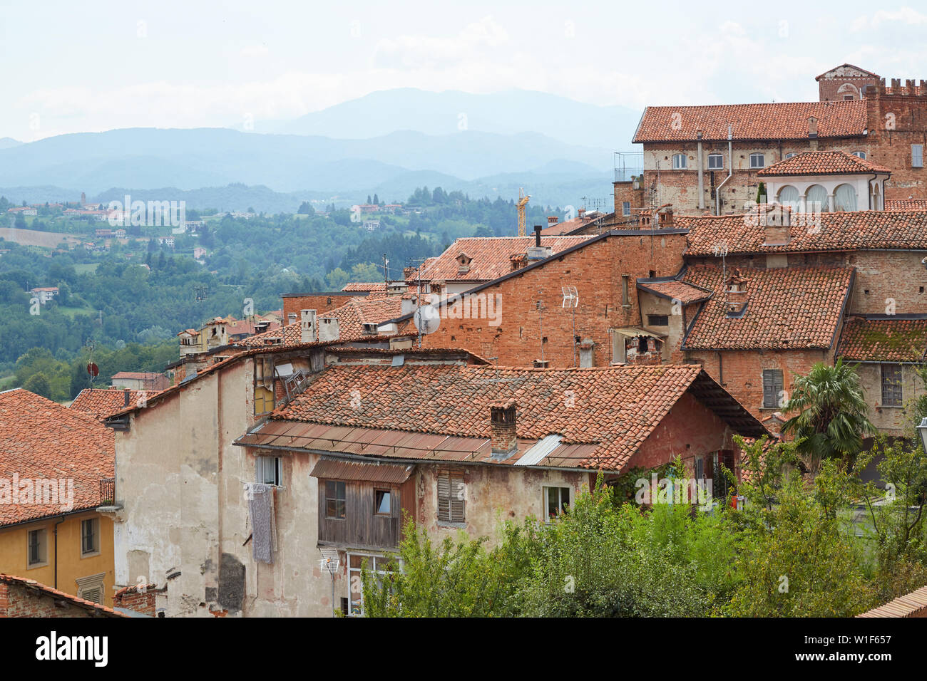 Les bâtiments anciens et les toits de Mondovi en été dans le Piémont, Italie Banque D'Images