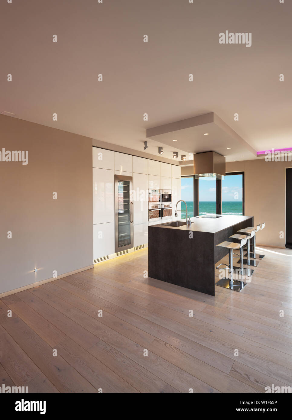 Intérieurs d'un appartement moderne, sans meubles, vue sur la mer Banque D'Images
