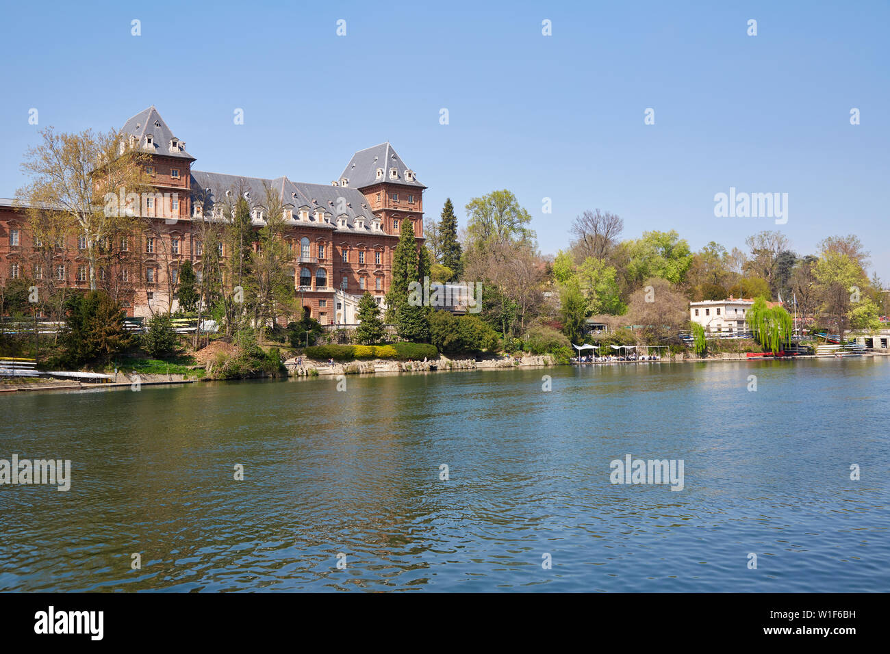 Château du Valentino et Po River Bank, ciel bleu clair dans le Piémont, Turin, Italie Banque D'Images
