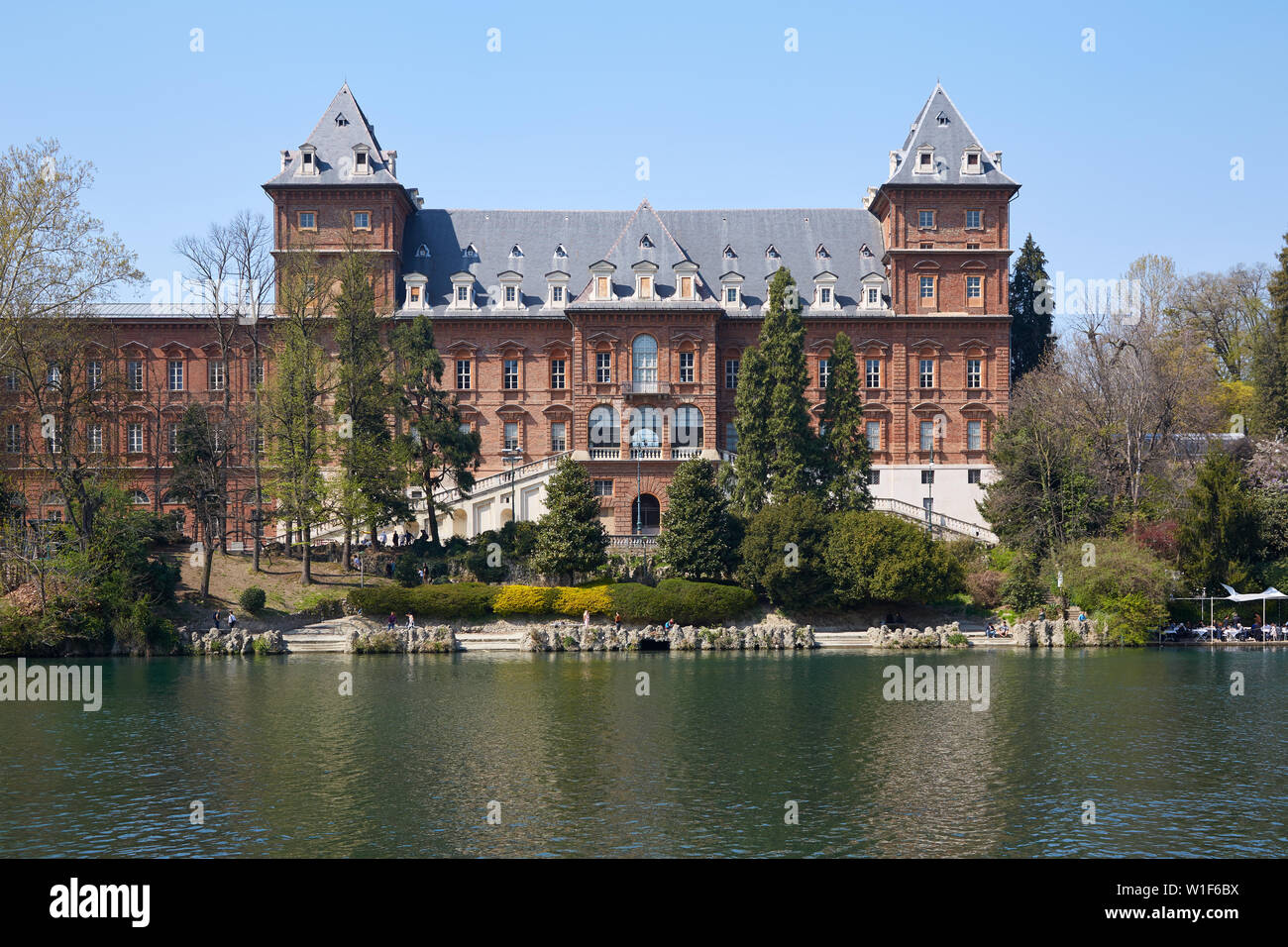 TURIN, ITALIE - 31 mars 2019 : Château du Valentino et façade de briques rouges fleuve Po dans une journée de printemps dans le Piémont, Turin, Italie. Banque D'Images