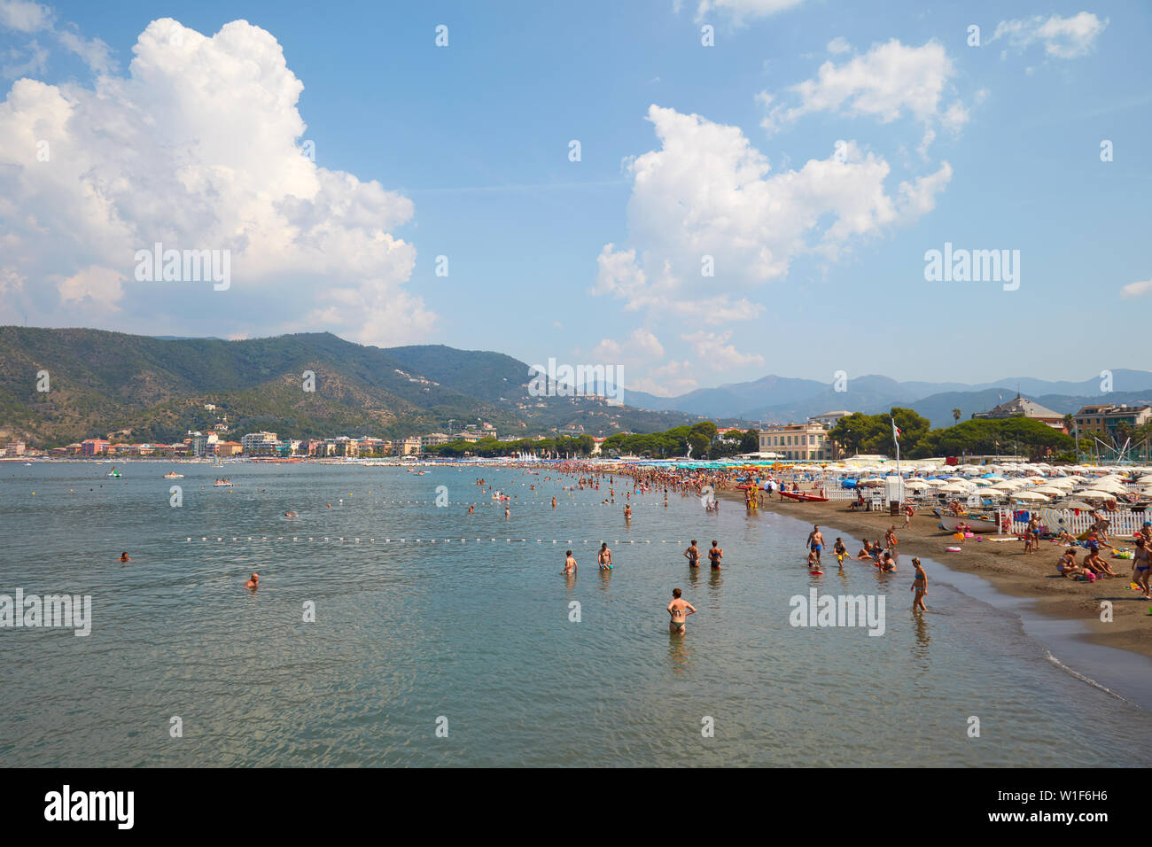 Sestri Levante, littoral de la côte avec des gens dans une journée ensoleillée en Italie Banque D'Images