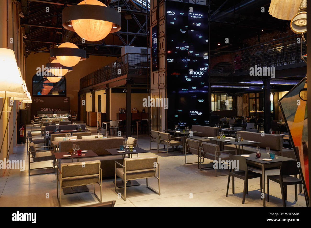 Ogr, Officine Grandi Riparazioni Snodo restaurant intérieur, soir à Turin, Italie. Banque D'Images