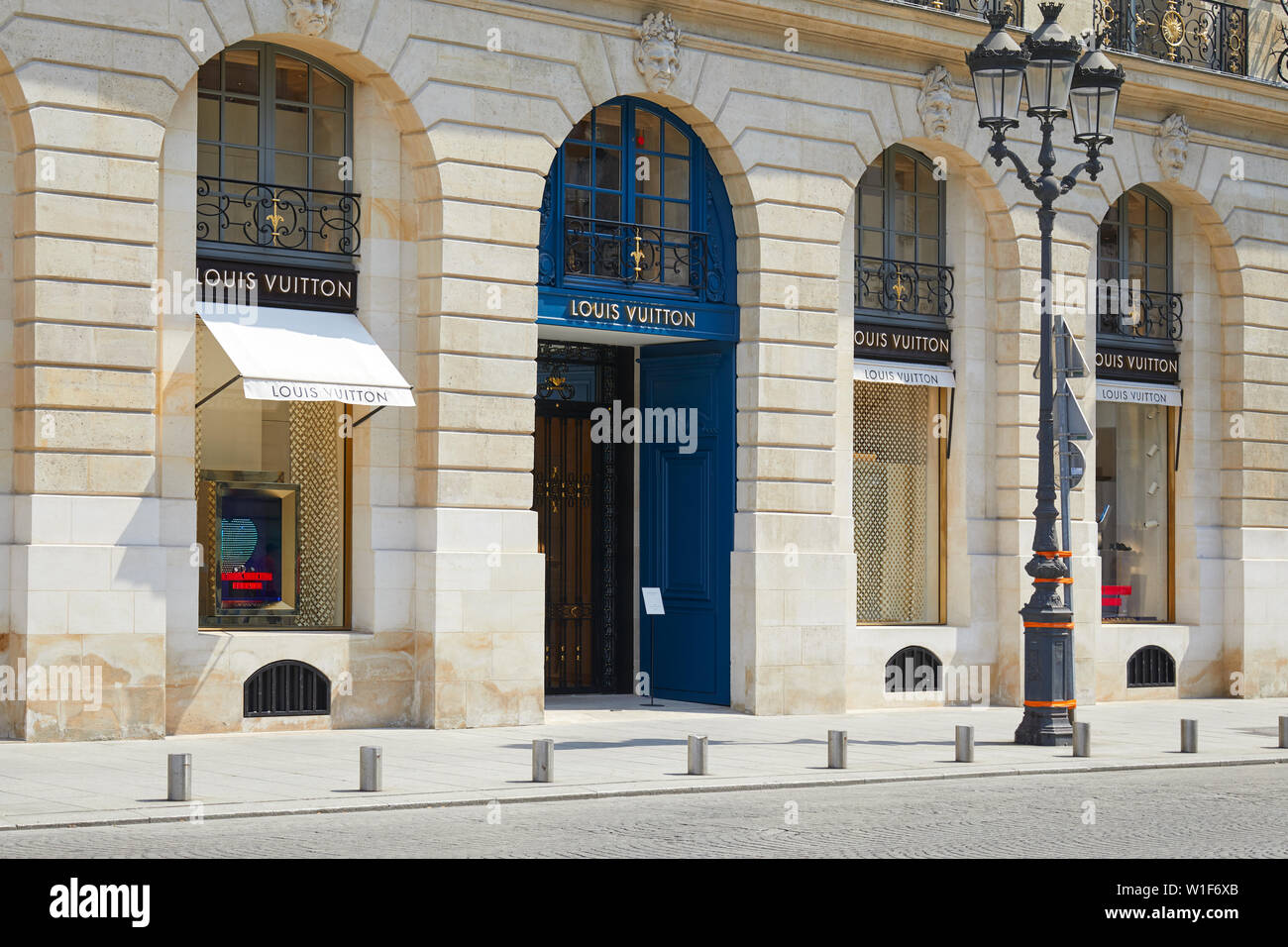 Magasin Louis Vuitton place Vendôme à Paris en une journée ensoleillée, personne ne Banque D'Images