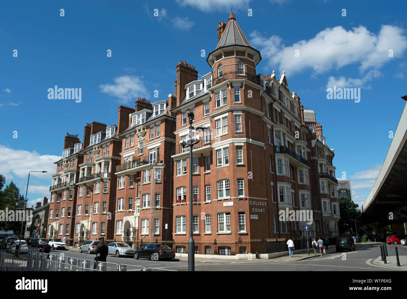 Collège de l'extérieur, cour d'un hôtel particulier en brique rouge bloc d'appartements sur Queen Caroline Street, Hammersmith, Londres, Angleterre Banque D'Images