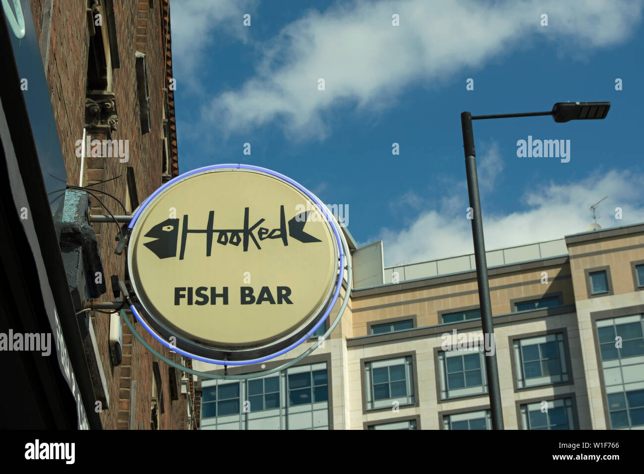 Hanging signe pour accro fish bar, Hammersmith, Londres, Angleterre, à l'aide d'un squelette de poisson de droit Banque D'Images