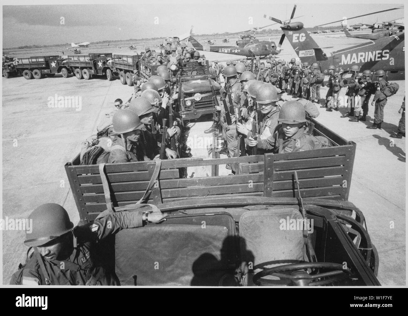 Soldats du Honduras, les premières troupes de la force de paix interaméricaine, arriver à assumer des fonctions de maintien de la paix et de rendre l'aide d'urgence dans ce pays déchiré par la révolte, 1965 ; notes générales : la paix interaméricaine spéciale a été créée, par l'Organisation des États américains, le 23 mai 1965, après l'intervention des États-Unis en République Dominicaine. Elle comptait plus de 42 600 membres du personnel militaire des États-Unis, plus les troupes suivantes ont été envoyées par chaque pays ; le Brésil 1130, le Honduras, le Paraguay 250, 184 160 Nicaragua, Costa Rica 21, la police militaire et d'El Salvador 3 officiers d'état-major. Brésil une éventuelle Banque D'Images