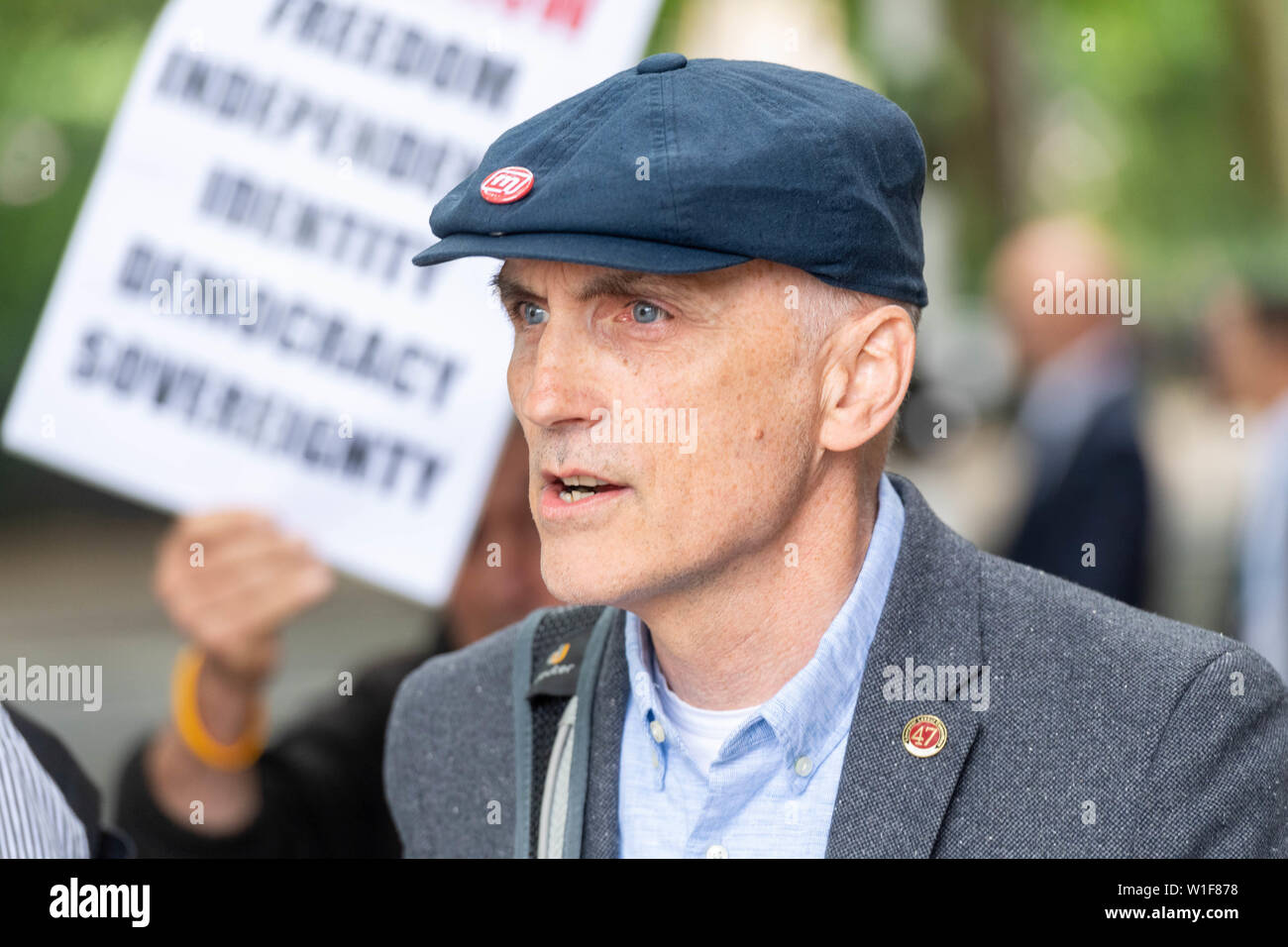 Londres, Royaume-Uni. 2 juillet 2019 Chris Williamson MP, qui avait son adhésion au parti du travail suspendu pour prétendu juif anti commentaires, son adhésion a été rétablie mais le whip parlementaire a été supprimée. Sur la photo à l'extérieur des studios TV Milbank Ian Davidson Crédit/Alamy Live News Banque D'Images