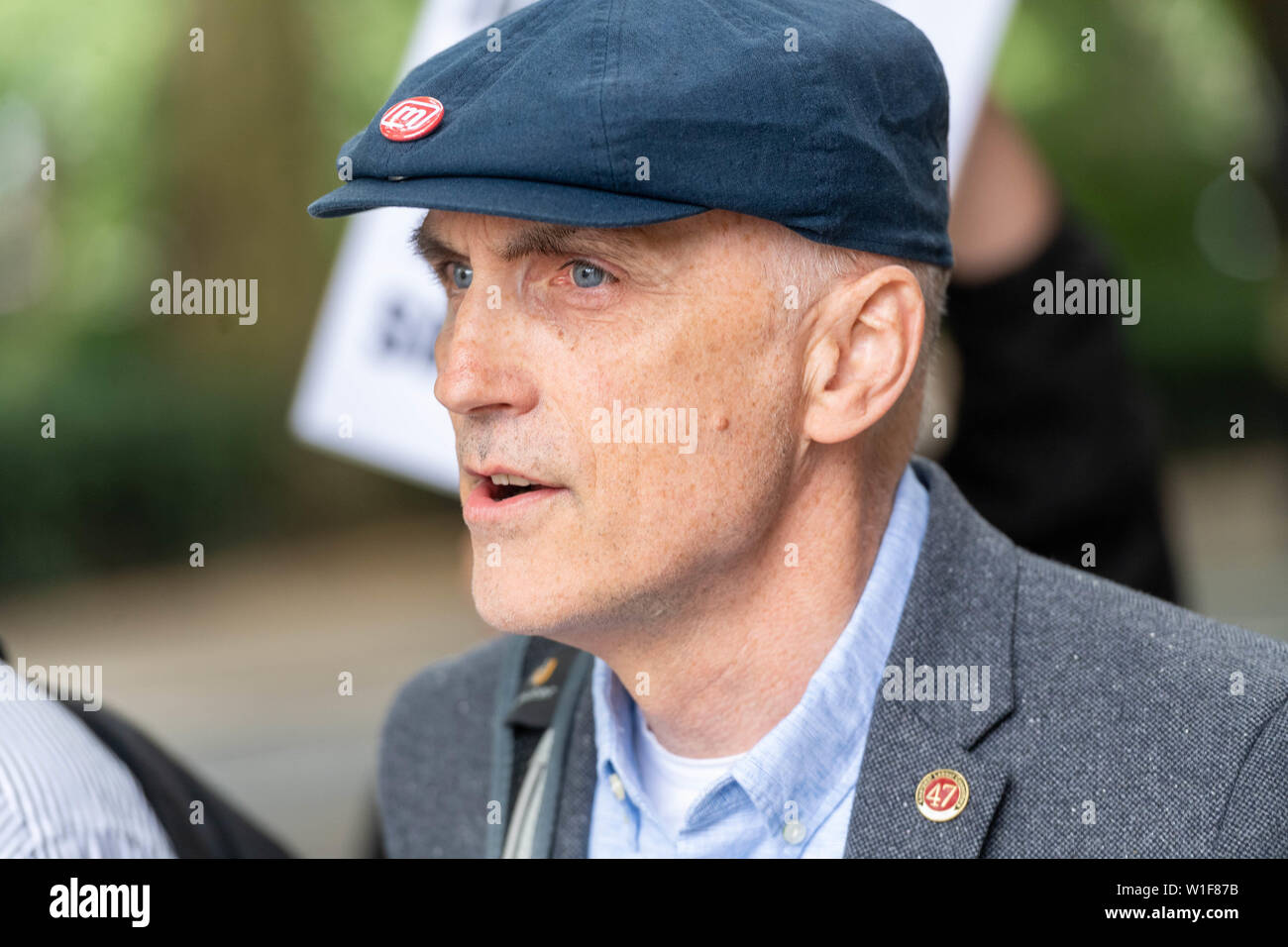 Londres, Royaume-Uni. 2 juillet 2019 Chris Williamson MP, qui avait son adhésion au parti du travail suspendu pour prétendu juif anti commentaires, son adhésion a été rétablie mais le whip parlementaire a été supprimée. Sur la photo à l'extérieur des studios TV Milbank Ian Davidson Crédit/Alamy Live News Banque D'Images