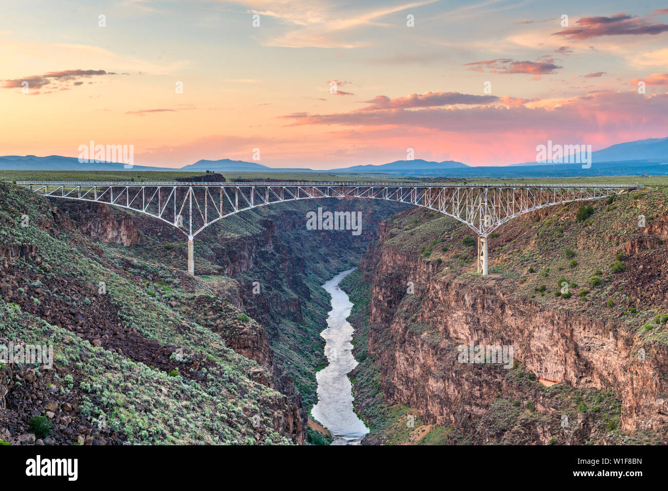 Taos, New Mexico, USA à Rio Grande Gorge Pont sur le Rio Grande au crépuscule. Banque D'Images