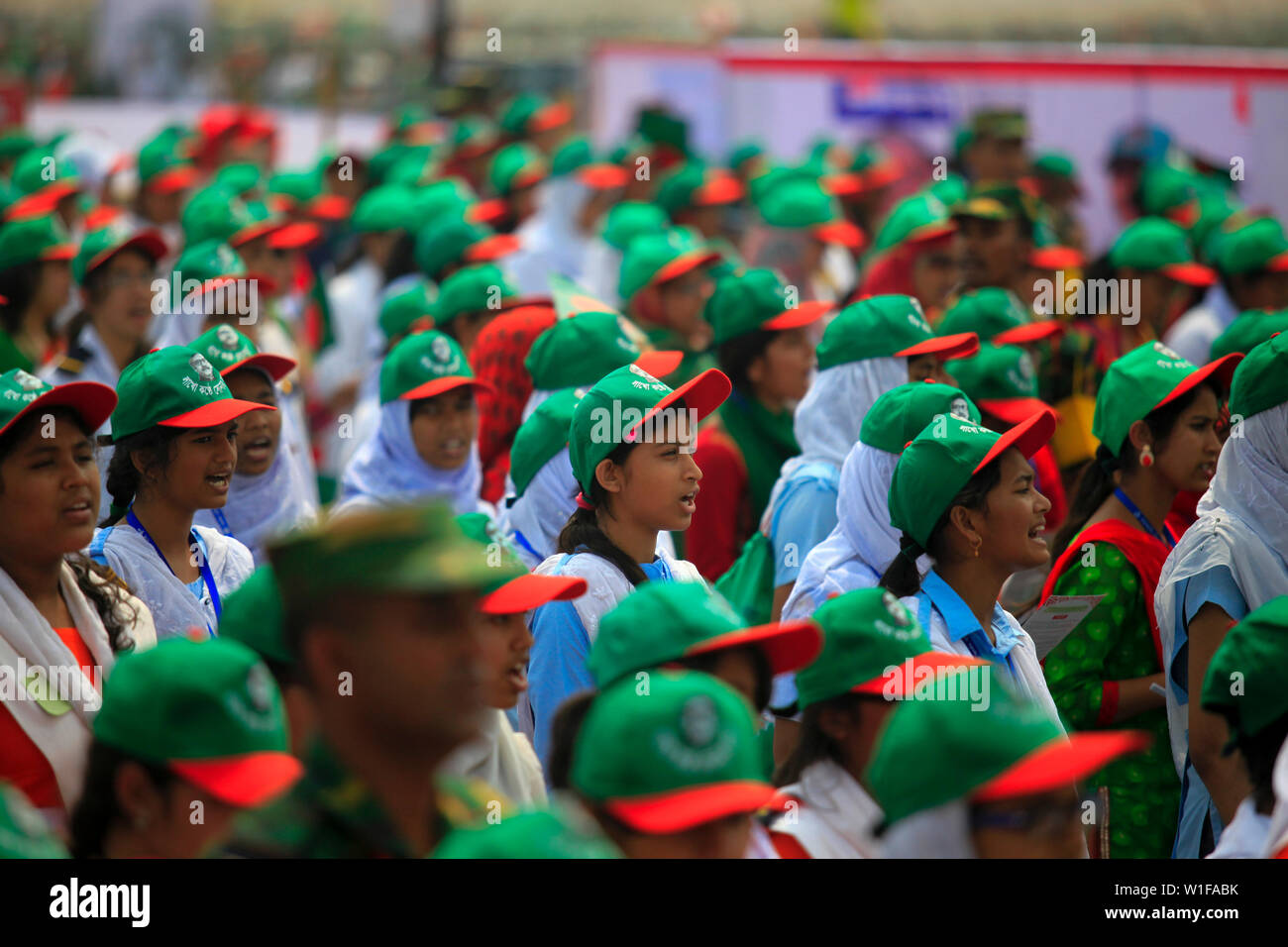 Les élèves participent à l'événement intitulé "Lakho Konthe Shonar Bangla". Plus de 2,5 personnes lakh chorus hymne nationale à l'échelle nationale de Parade dans une soumission Banque D'Images