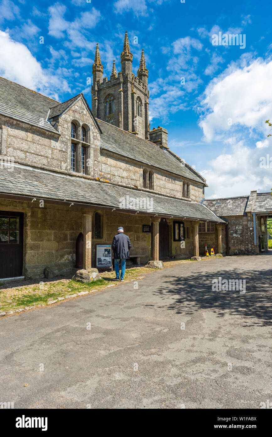 Sacristains Cottage et la chambre d'église avec l'église de St Pancras à Widecombe Moor dans le village de Dartmoor National Park, Devon, Angleterre, Royaume-Uni. Banque D'Images