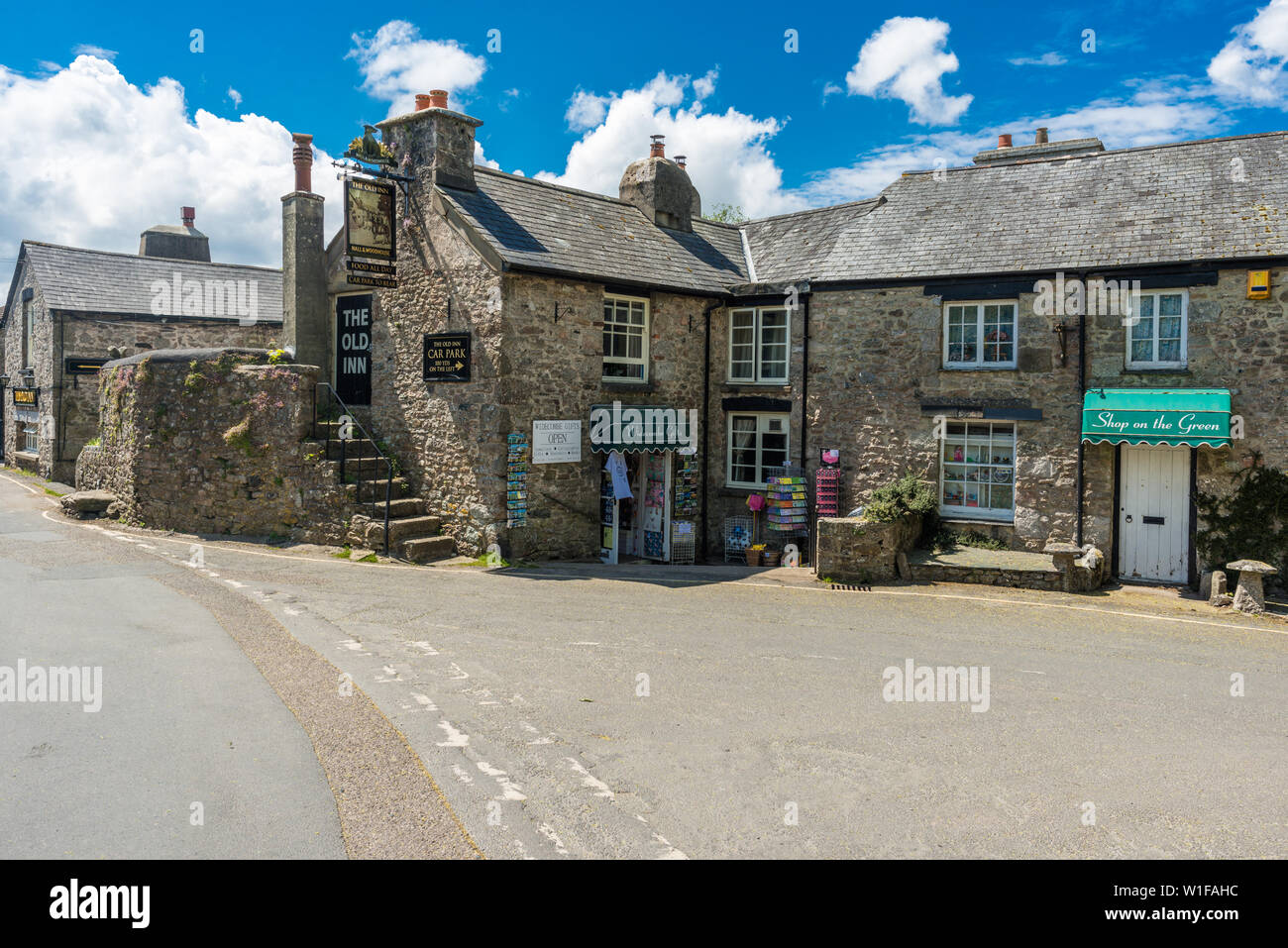 Bâtiment en pierre de caractère et magasins à pub dans Widecome la lande village de Dartmoor National Park, Devon, Angleterre, Royaume-Uni. Banque D'Images