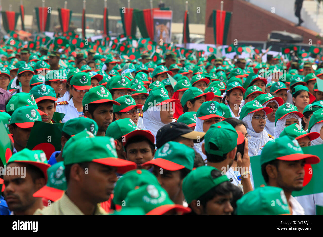 Les élèves participent à l'événement intitulé "Lakho Konthe Shonar Bangla". Plus de 2,5 personnes lakh chorus hymne nationale à l'échelle nationale de Parade dans une soumission Banque D'Images