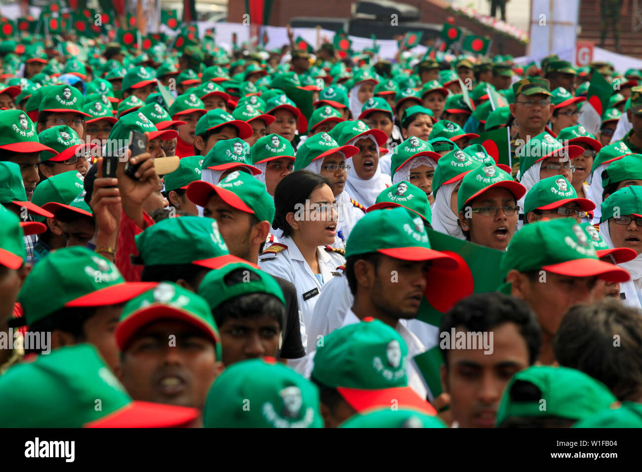 Les élèves participent à l'événement intitulé "Lakho Konthe Shonar Bangla". Plus de 2,5 personnes lakh chorus hymne nationale à l'échelle nationale de Parade dans une soumission Banque D'Images