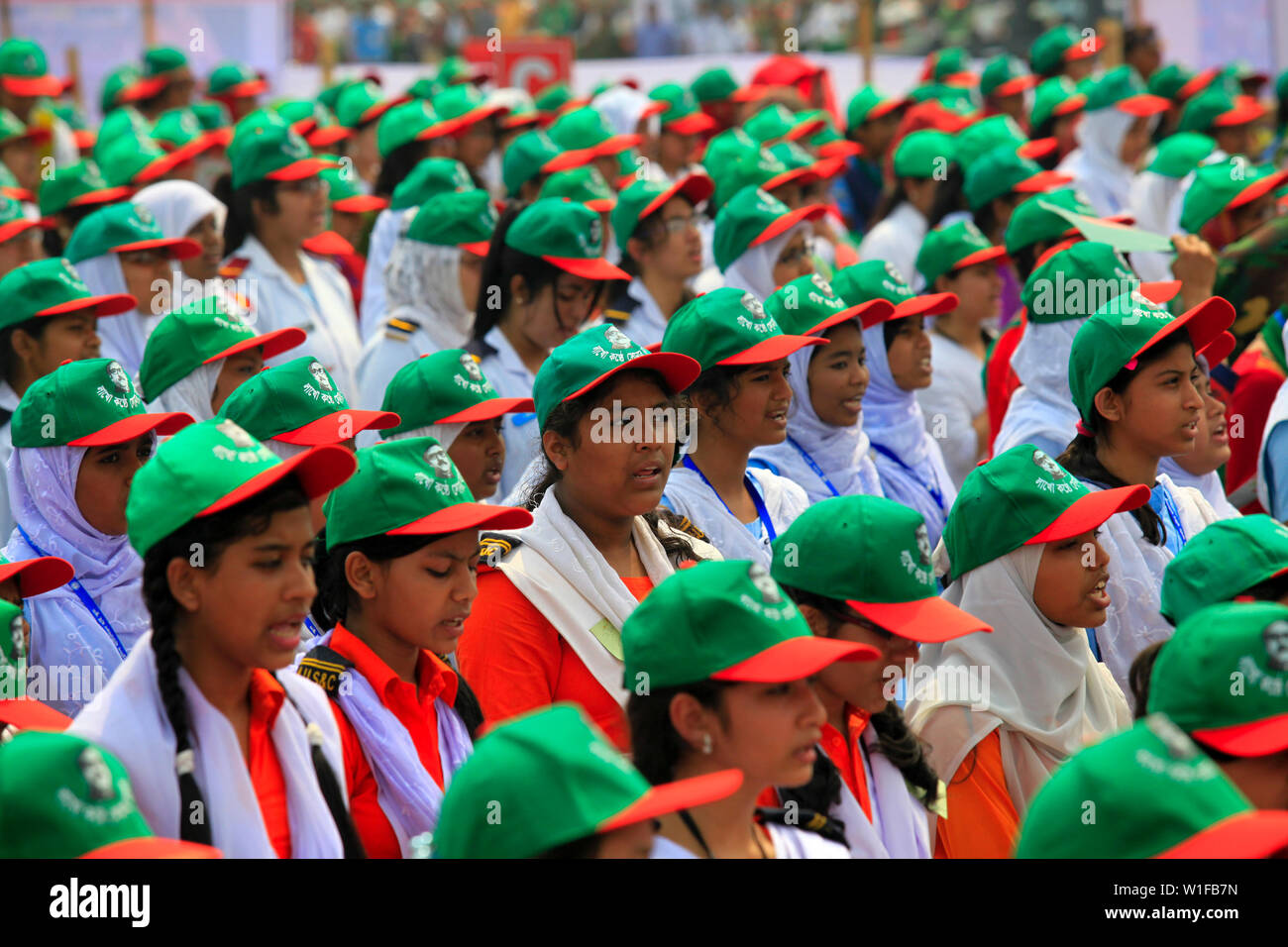 Les élèves participent à l'événement intitulé "Lakho Konthe Shonar Bangla". Plus de 2,5 personnes lakh chorus hymne nationale à l'échelle nationale de Parade dans une soumission Banque D'Images