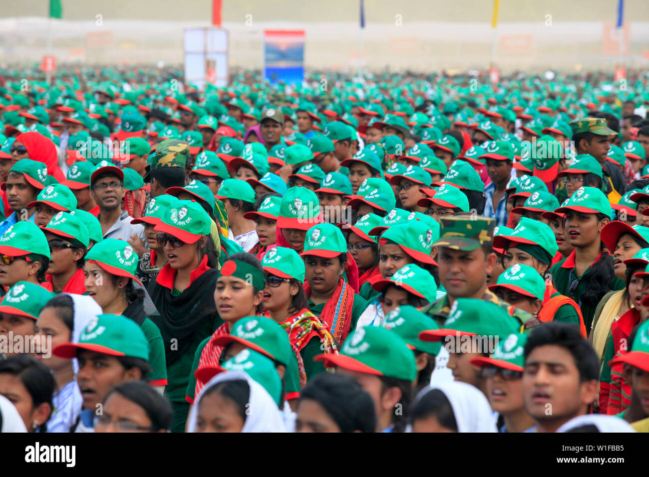 Les élèves participent à l'événement intitulé "Lakho Konthe Shonar Bangla". Plus de 2,5 personnes lakh chorus hymne nationale à l'échelle nationale de Parade dans une soumission Banque D'Images
