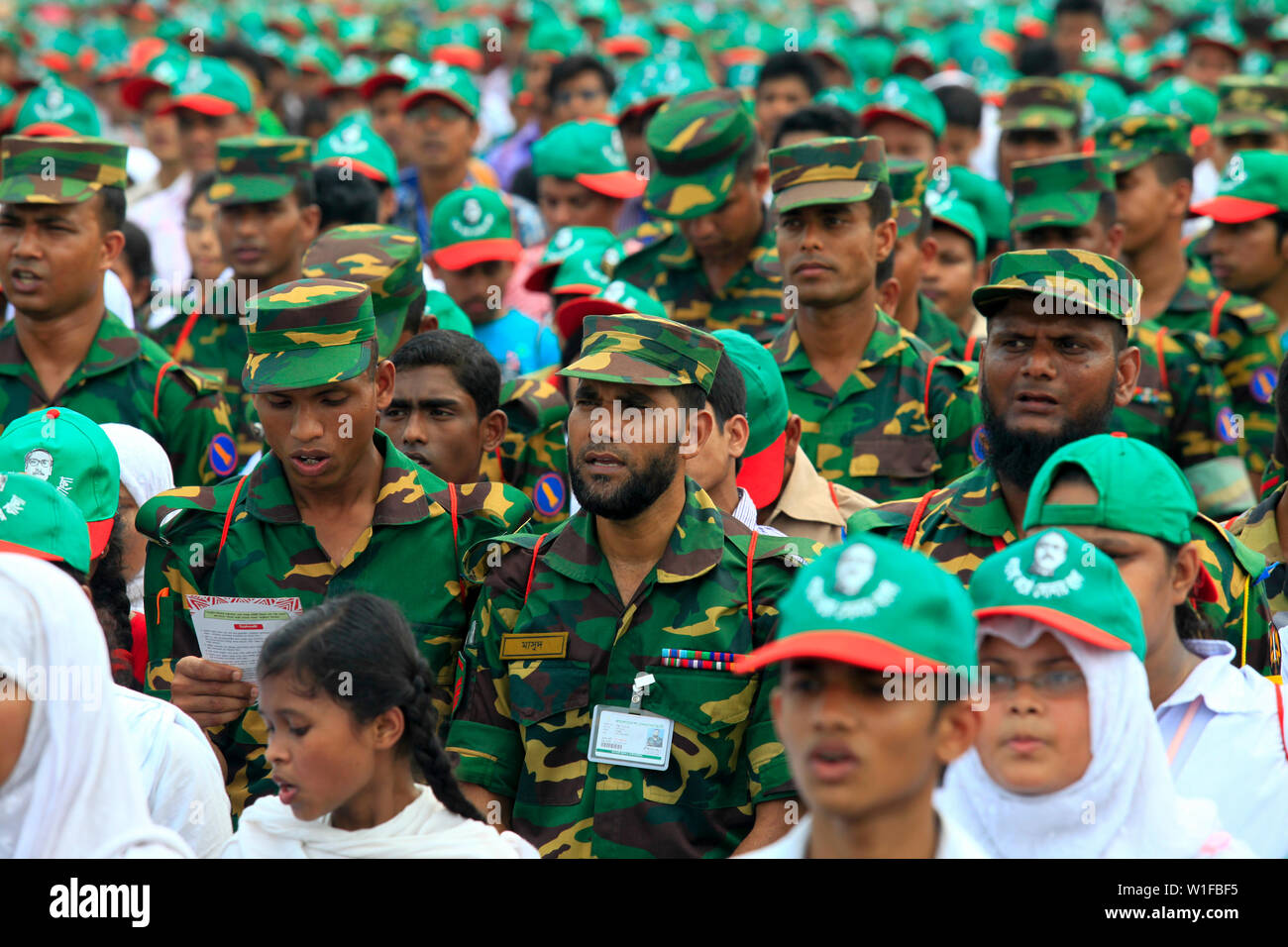Les membres des forces de sécurité participer à l'événement intitulé "Lakho Konthe Shonar Bangla". Plus de 2,5 personnes lakh hymne national chorus au niveau national P Banque D'Images