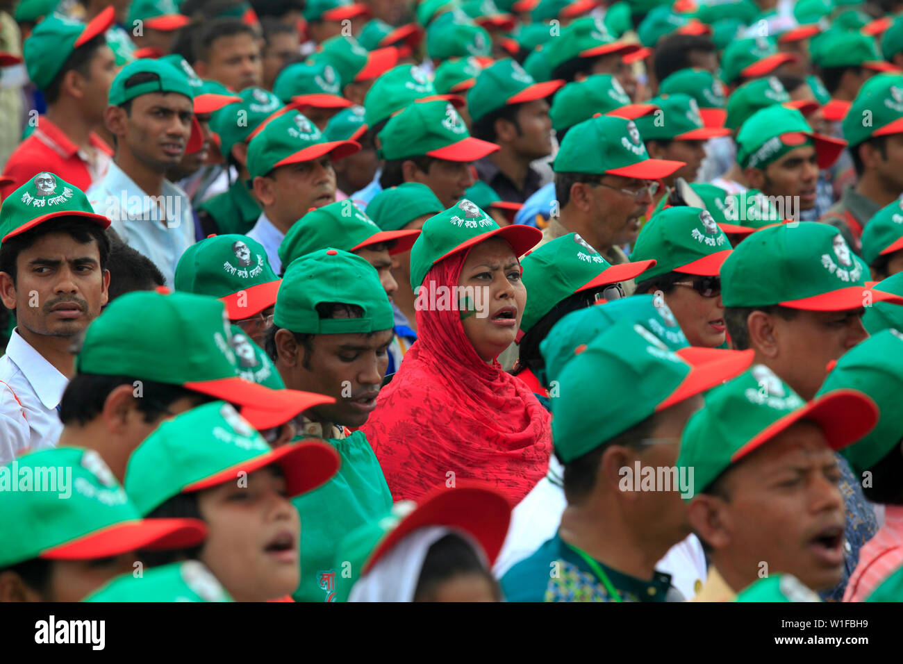 Les gens participent à l'événement intitulé "Lakho Konthe Shonar Bangla". Plus de 2,5 personnes lakh hymne national chorus de Parade à l'échelle nationale dans le but de Banque D'Images