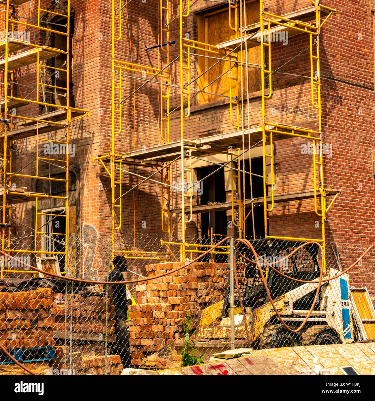 Les échafaudages s'élève avant d'une maison historique à Detroit, Michigan, USA Banque D'Images