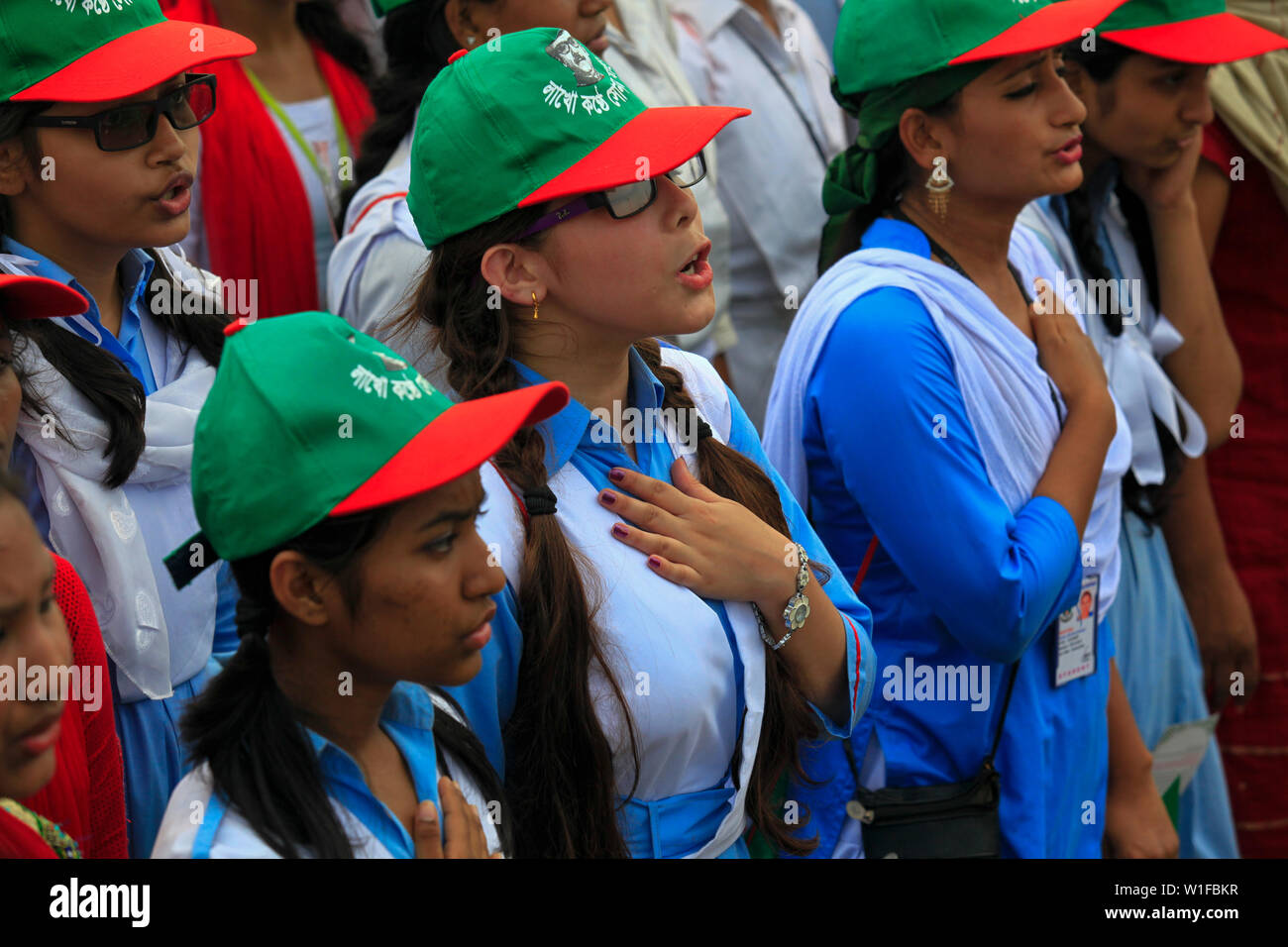 Les élèves participent à l'événement intitulé "Lakho Konthe Shonar Bangla". Plus de 2,5 personnes lakh chorus hymne nationale à l'échelle nationale de Parade dans une soumission Banque D'Images