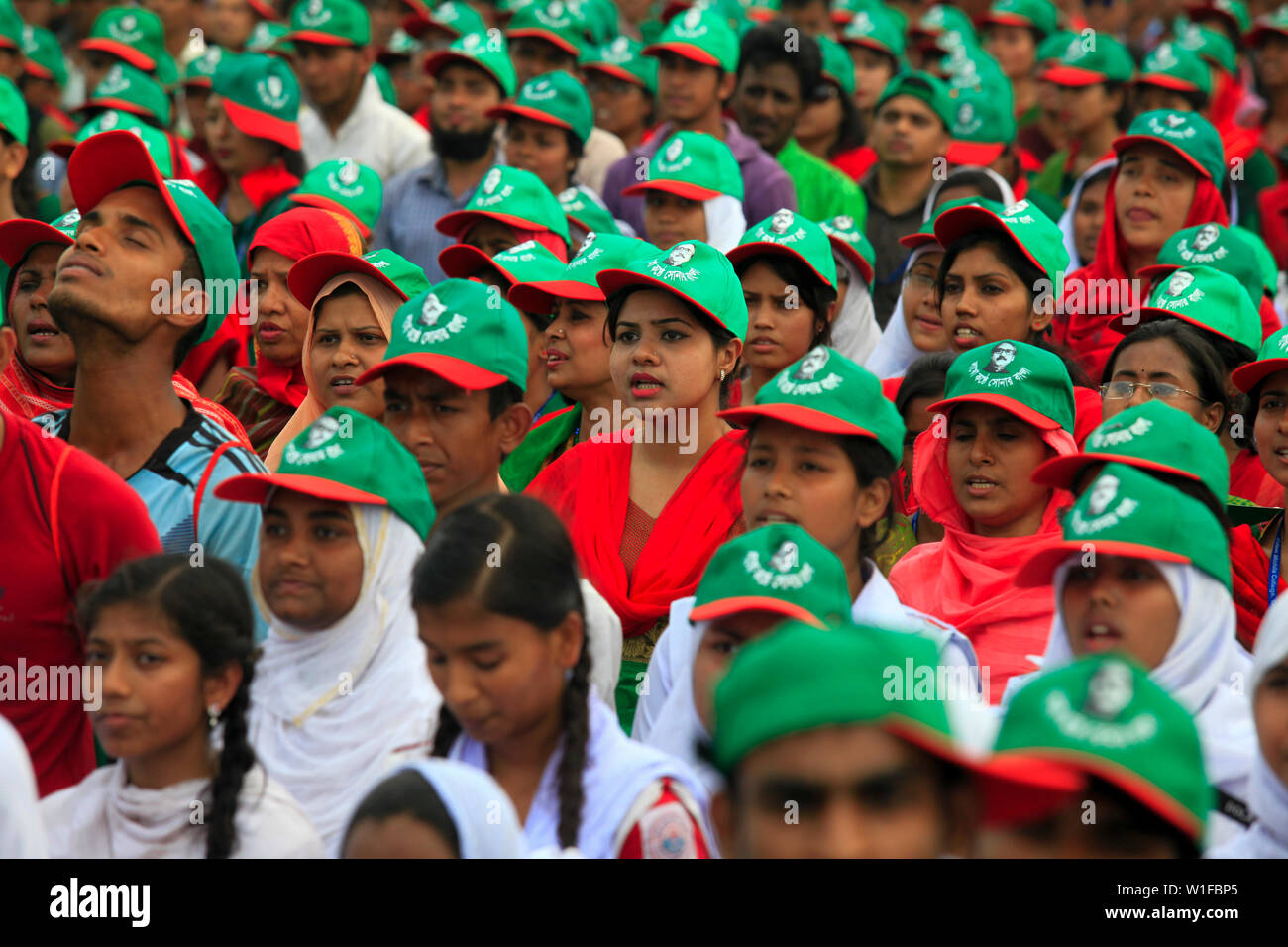 Les élèves participent à l'événement intitulé "Lakho Konthe Shonar Bangla". Plus de 2,5 personnes lakh chorus hymne nationale à l'échelle nationale de Parade dans une soumission Banque D'Images