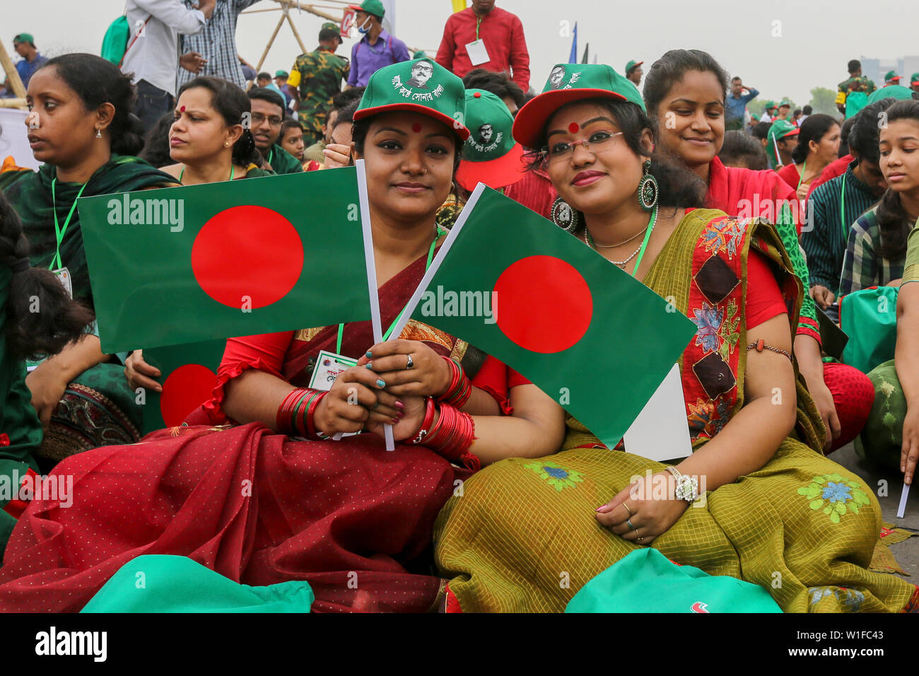 Les femmes participent à l'événement intitulé "Lakho Konthe Shonar Bangla". Plus de 2,5 personnes lakh hymne national chorus de Parade à l'échelle nationale dans le but de Banque D'Images