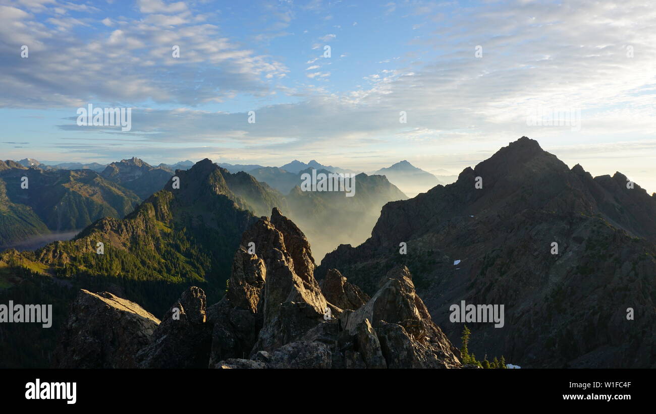 Lever du soleil au sommet du mont Ellinor, Washington Banque D'Images